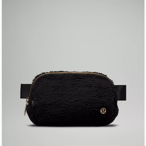 lululemon athletica Handbags - 🎉 HOST PICK 🎉 LULULEMON EVERYWHERE BELT BAG 1L BLACK AND GOLD FLEECE 🖤💛